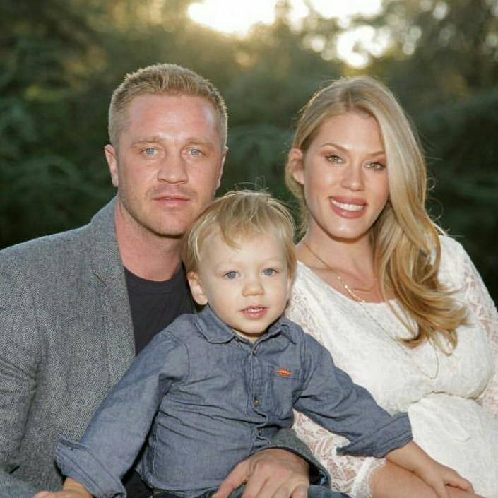 Devon Sawa com a mulher e o filho Hudson, de 2 anos