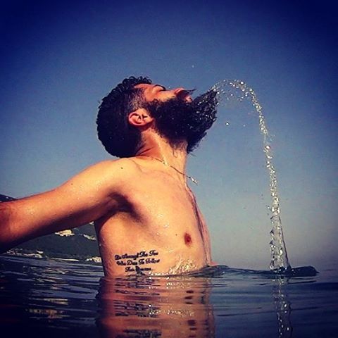 Nova tendência do Instagram combina muito glamour, pose e barbas molhadas. Alguns funcionaram bem, outros...