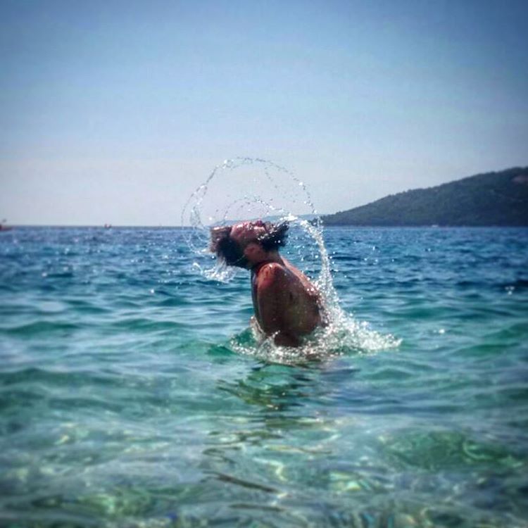 Nova tendência do Instagram combina muito glamour, pose e barbas molhadas. Alguns funcionaram bem, outros...