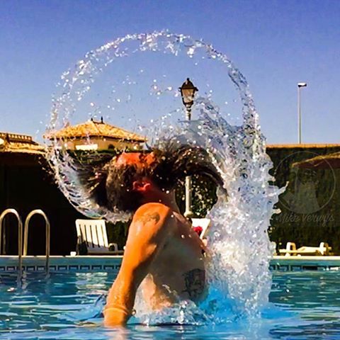 Nova tendência do Instagram combina muito glamour, pose e barbas molhadas. Alguns funcionaram bem, outros...