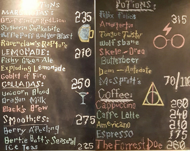 Irmãos paquistaneses realizaram um sonho de infância com o Hogwarts Cafe, espaço para quem é apaixonado por Harry Potter. Basta pedir uma cerveja amanteigada e ver a magia acontecer!