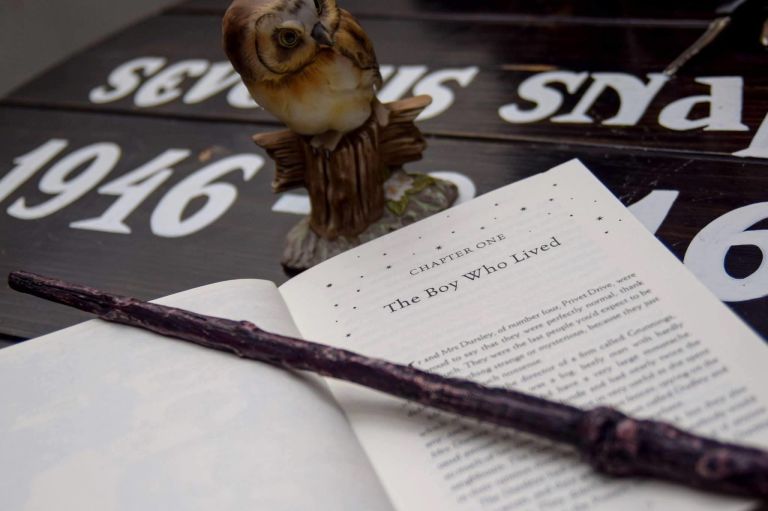 Irmãos paquistaneses realizaram um sonho de infância com o Hogwarts Cafe, espaço para quem é apaixonado por Harry Potter. Basta pedir uma cerveja amanteigada e ver a magia acontecer!