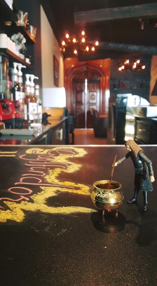 Irmãos paquistaneses realizaram um sonho de infância com o Hogwarts Cafe, espaço para quem é apaixonado por Harry Potter. Basta pedir uma cerveja amanteigada e ver a magia acontecer!