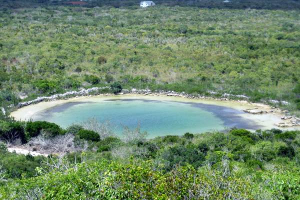  Este buraco azul fica na ilha de San Salvador. Diferente dos outros, é encontrado no meio da terra. E, para surpresa geral, mesmo com a chuva tropical não há água doce em sua superfície. Tudo isso significa que, de algum modo, o buraco liga o buraco por um caminho até o oceano, através de um túnel subterrâneo que permite que a água salgada domine seu sistema. Incrível, não é?