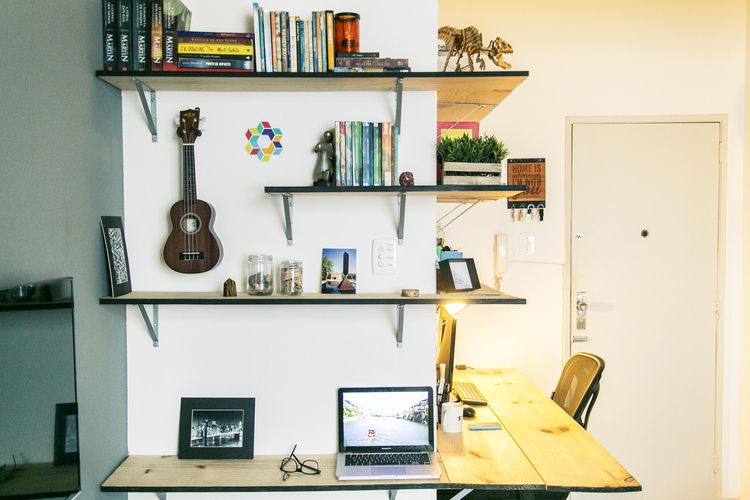 No home office, as prateleiras salvam na organização e também dão uma bela incrementada na decoração. Mescle livros e objetos diferentes para ter um bom efeito.