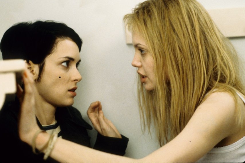 Winona Ryder foi Susanna em 'Garota Interrompida', em 1999. Na foto, ao lado de Angelina Jolie