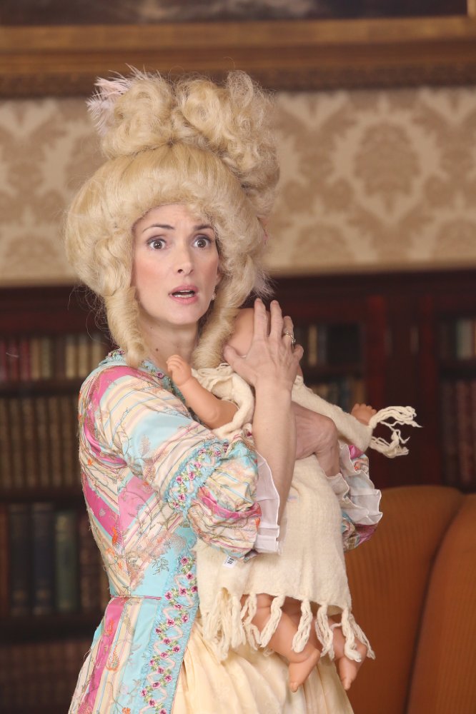 Winona Ryder na série 'Drunk History', em 2013-2014, como Peggy Shippen