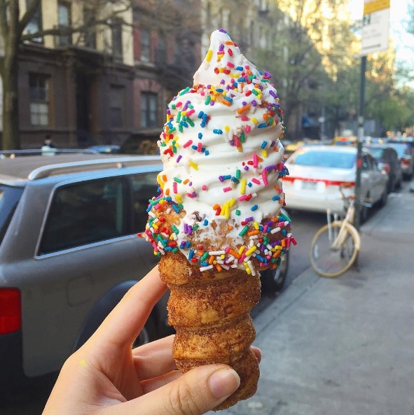 Nós já sabemos que os Estados Unidos são a terra das melhores gordices. Na região de Manhattan, em Nova York, uma casa de doces redefiniu todos os conceitos de sobremesas e levou a experiencia de tomar sorvete a outro nivel.  Os confeiteiros da ChikaLicious tiveram a ousadia de inventar uma casquinha de churros, e fotos da iguaria rodaram o mundo. Reunimos os cliques mais deliciosos!