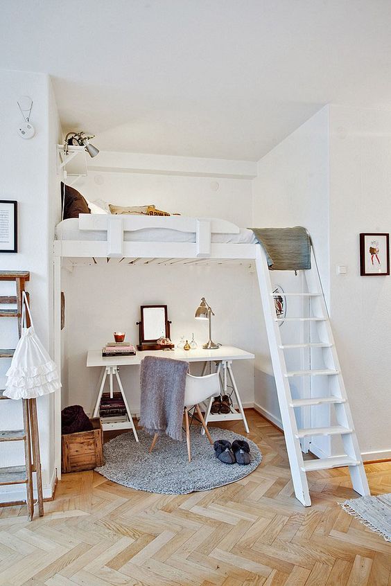 Quem disse que dois corpos não ocupam o mesmo espaço em um pequeno apartamento? Aqui, a cama foi parar acima da escrivaninha. Vale para se inspirar!