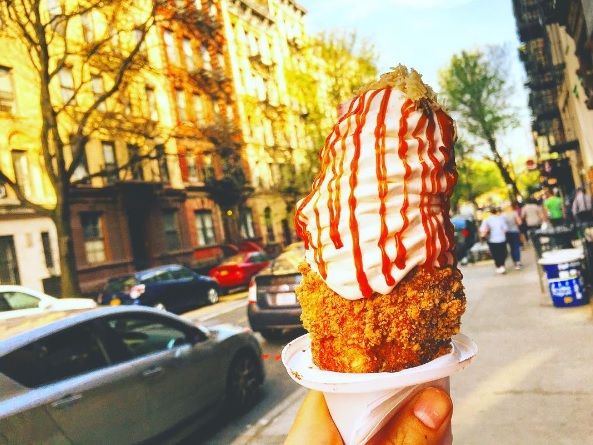 Nós já sabemos que os Estados Unidos são a terra das melhores gordices. Na região de Manhattan, em Nova York, uma casa de doces redefiniu todos os conceitos de sobremesas e levou a experiencia de tomar sorvete a outro nivel.  Os confeiteiros da ChikaLicious tiveram a ousadia de inventar uma casquinha de churros, e fotos da iguaria rodaram o mundo. Reunimos os cliques mais deliciosos!