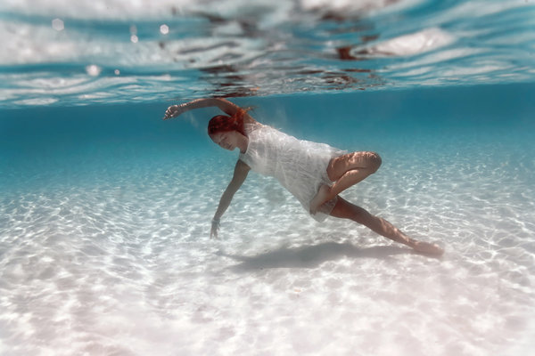 Submersa, instrutora recria poses clássicas da ioga e mostra que atividade também pode ser arte