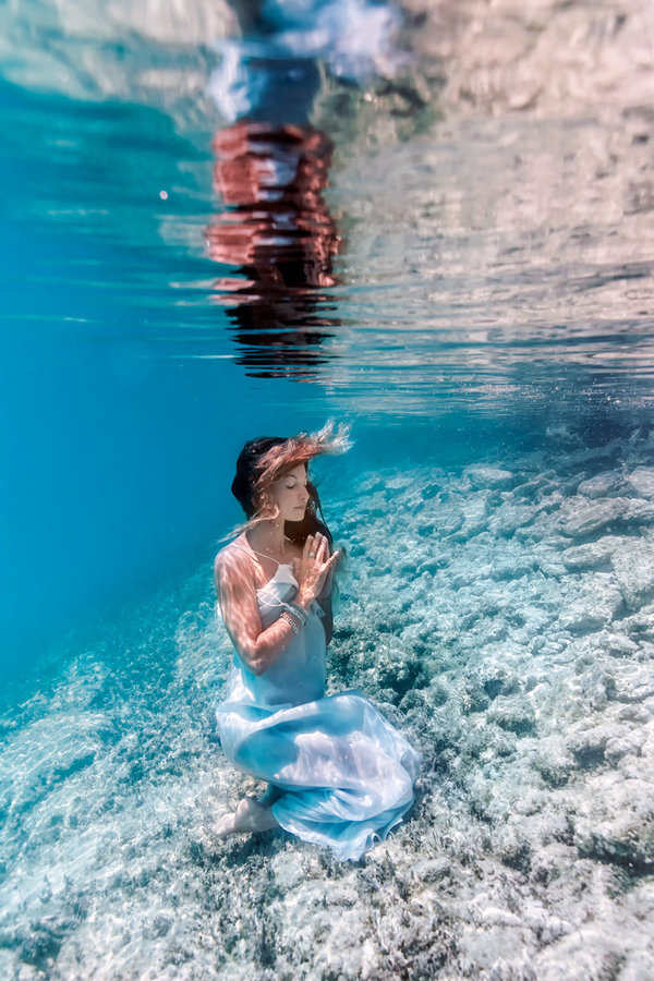 Submersa, instrutora recria poses clássicas da ioga e mostra que atividade também pode ser arte