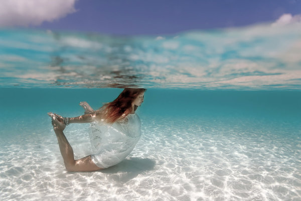 Submersa, instrutora recria poses clássicas da ioga e mostra que atividade também pode ser arte