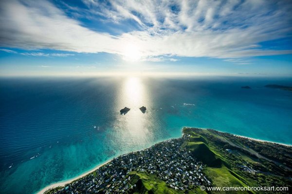 O fotógrafo aéreo Cameron Brooks deu uma voltinha pela ilha de Oahu e conseguiu registrar um dos arco-íris mais incríveis do mundo. Olha que lugar maravilhoso!