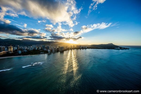 O fotógrafo aéreo Cameron Brooks deu uma voltinha pela ilha de Oahu e conseguiu registrar um dos arco-íris mais incríveis do mundo. Olha que lugar maravilhoso!