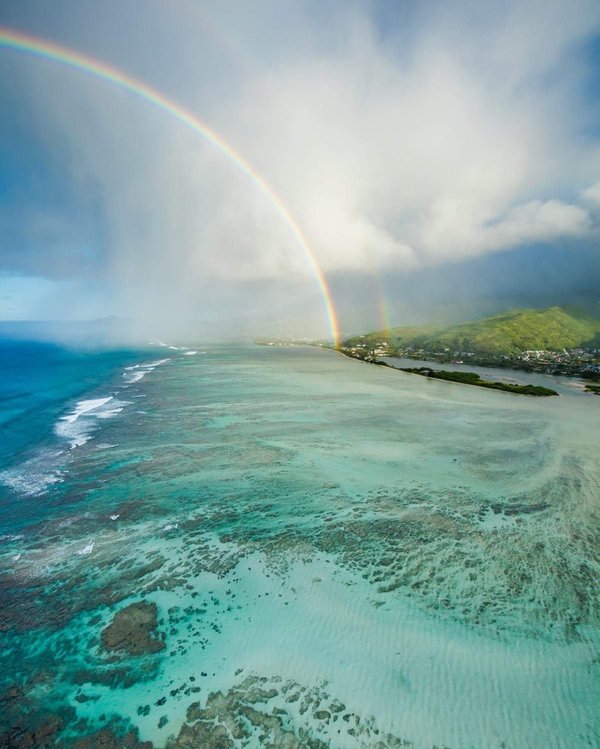 O fotógrafo aéreo Cameron Brooks deu uma voltinha pela ilha de Oahu e conseguiu registrar um dos arco-íris mais incríveis do mundo. Olha que lugar maravilhoso!