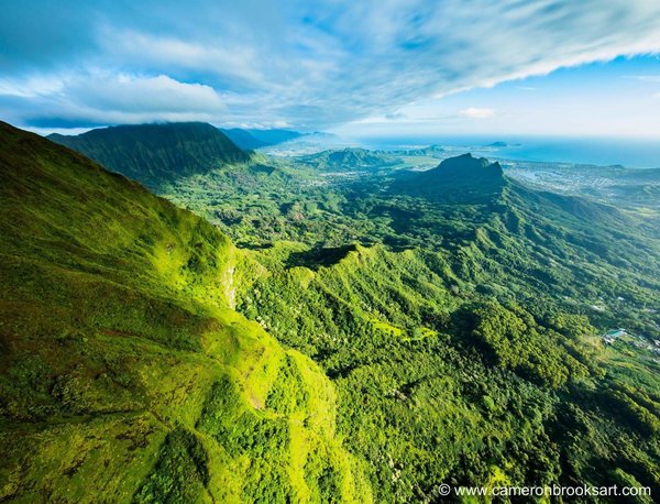 O fotógrafo aéreo Cameron Brooks deu uma voltinha pela ilha de Oahu e conseguiu registrar um dos arco-íris mais incríveis do mundo. Olha que lugar maravilhoso!