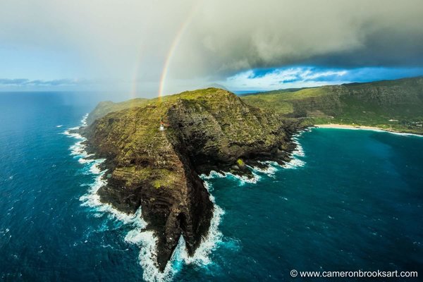 O fotógrafo aéreo Cameron Brooks deu uma voltinha pela ilha de Oahu e conseguiu registrar um dos arco-íris mais incríveis do mundo. Olha que lugar maravilhoso!