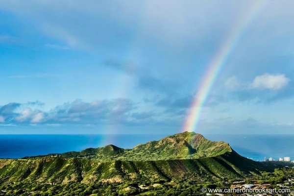 O fotógrafo aéreo Cameron Brooks deu uma voltinha pela ilha de Oahu e conseguiu registrar um dos arco-íris mais incríveis do mundo. Olha que lugar maravilhoso!