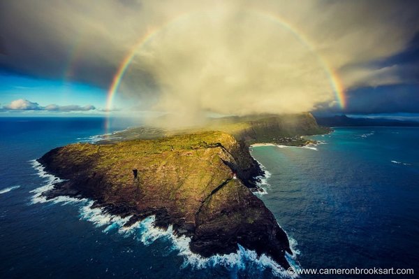 O fotógrafo aéreo Cameron Brooks deu uma voltinha pela ilha de Oahu e conseguiu registrar um dos arco-íris mais incríveis do mundo. Olha que lugar maravilhoso!