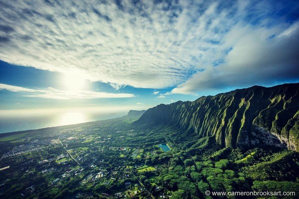 O fotógrafo aéreo Cameron Brooks deu uma voltinha pela ilha de Oahu e conseguiu registrar um dos arco-íris mais incríveis do mundo. Olha que lugar maravilhoso!