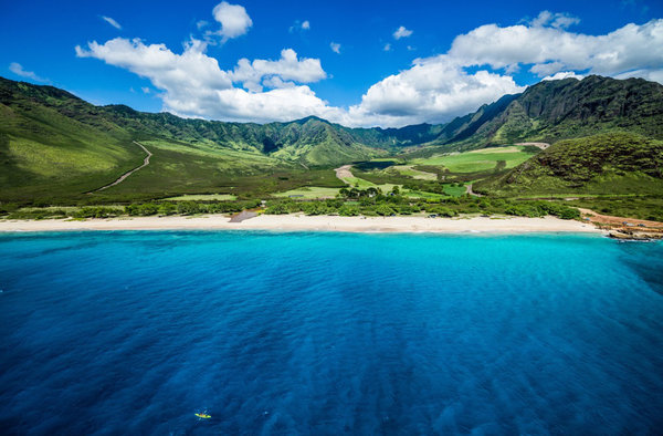 O fotógrafo aéreo Cameron Brooks deu uma voltinha pela ilha de Oahu e conseguiu registrar um dos arco-íris mais incríveis do mundo. Olha que lugar maravilhoso!