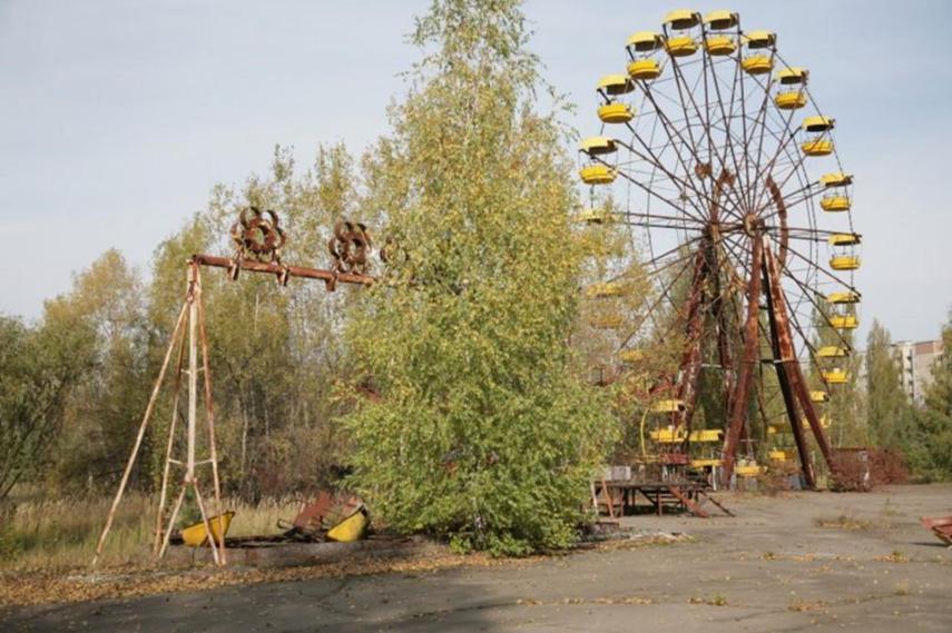 O desastre nuclear que assolou Chernobyl, na Ucrânia, não deveria virar motivo de passeio. Mesmo assim, turistas do mundo inteiro visitam instalações e parques abandonados por lá praticamente o ano inteiro. os níveis de radiação dos locais não apresentam qualquer risco à saúde. Meio deprê mesmo assim, né?