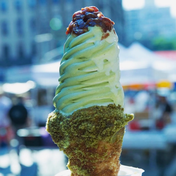 Nós já sabemos que os Estados Unidos são a terra das melhores gordices. Na região de Manhattan, em Nova York, uma casa de doces redefiniu todos os conceitos de sobremesas e levou a experiencia de tomar sorvete a outro nivel.  Os confeiteiros da ChikaLicious tiveram a ousadia de inventar uma casquinha de churros, e fotos da iguaria rodaram o mundo. Reunimos os cliques mais deliciosos!