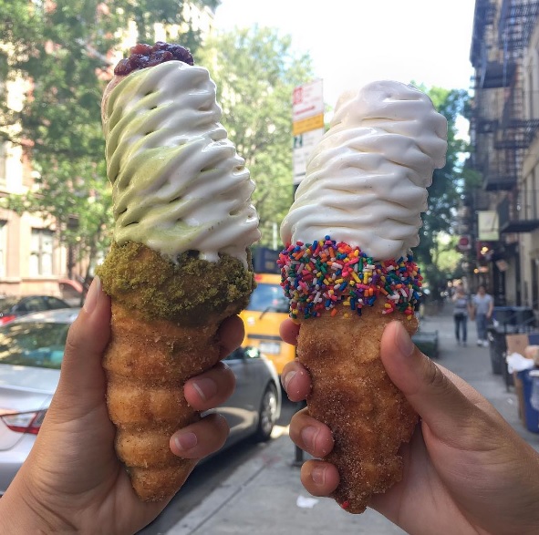 Nós já sabemos que os Estados Unidos são a terra das melhores gordices. Na região de Manhattan, em Nova York, uma casa de doces redefiniu todos os conceitos de sobremesas e levou a experiencia de tomar sorvete a outro nivel.  Os confeiteiros da ChikaLicious tiveram a ousadia de inventar uma casquinha de churros, e fotos da iguaria rodaram o mundo. Reunimos os cliques mais deliciosos!