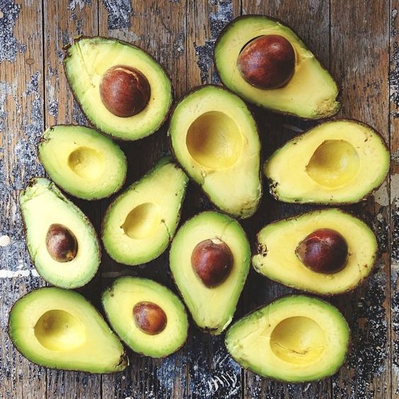 Quer que eles amadureçam mais rápido? A dica é deixá-los em sacos de papel na cor marrom. Se esse não é o objetivo, basta colocá-los na fruteira ao lado das bananas