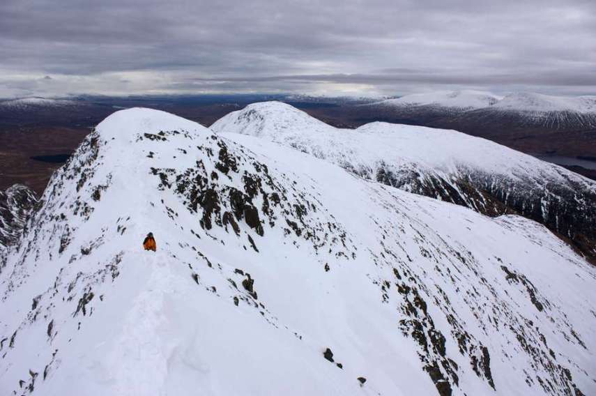Para chegar ao topo do Aonach Eagach, é preciso pegar uma trilha de seis quilômetros com ladeiras escorregadias, rochas enormes e visibilidade limitadíssima