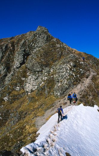 Para chegar ao topo do Aonach Eagach, é preciso pegar uma trilha de seis quilômetros com ladeiras escorregadias, rochas enormes e visibilidade limitadíssima