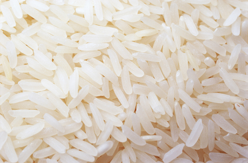 Mesmo que ele ganhe uma camada de poeira, seja dentro do saco ou no pote onde ele está guardados, o arroz permanence tão bom quanto no dia que você comprou. Isto vale para o arroz branco, selvagem, arbóreo, jasmim e basmati. Para o arroz integral, essa verdade não vale, porque seu maior teor de óleo o torna rançoso. Lembre-se de mantê-lo em um ambiente herméticamente fechado e seco