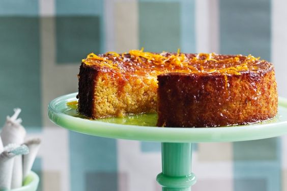 Exceto por aqueles que levam creme de verdade, bolos podem ficar fora da geladeira em potes apropriados, sem contato direto com o ar. Bem mais gostoso que comer uma fatia dura e gelada de bolo de fubá, certo?