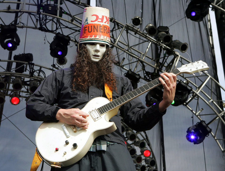 O guitarrista mascarado e com balde de pipoca na cabeça permaneceu no Guns de 2000 a 2004. Sua estreia com a banda foi no Brasil, no show do Rock In Rio de 2001. 