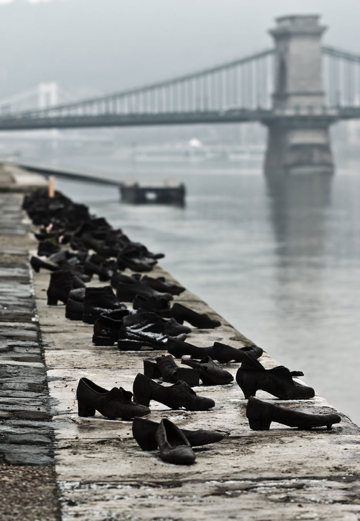 The Shoes On The Danube Bank, de Can Togay & Gyula Pauer