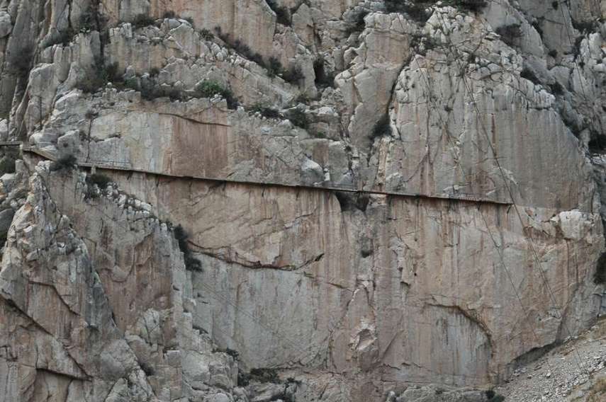 Fica no de El Chorro, em Málaga. O Caminito del Rey é uma estreita passagem entre os penhascos a uma altura de quase 40 metros acima do chão