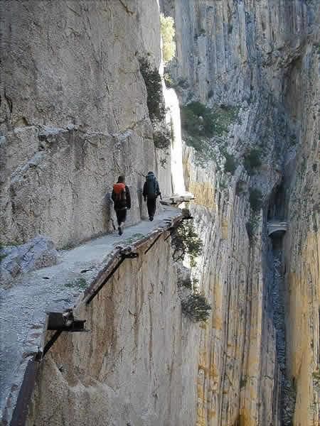 Fica no de El Chorro, em Málaga. O Caminito del Rey é uma estreita passagem entre os penhascos a uma altura de quase 40 metros acima do chão