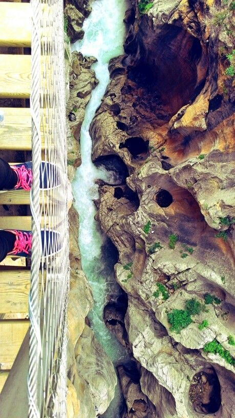 Fica no de El Chorro, em Málaga. O Caminito del Rey é uma estreita passagem entre os penhascos a uma altura de quase 40 metros acima do chão