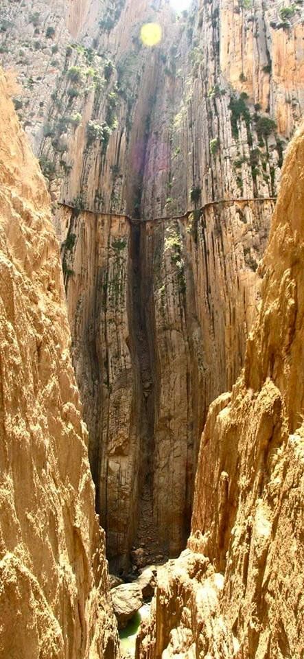 Fica no de El Chorro, em Málaga. O Caminito del Rey é uma estreita passagem entre os penhascos a uma altura de quase 40 metros acima do chão