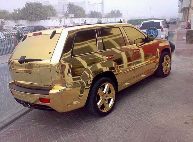 Se eles tem até caixa eletrônico de ouro, porque não um carro todinho de ouro, pessoal?