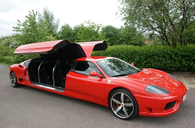 Os carros em Dubai são uma atração a parte. Esse aqui é uma mistura de Ferrari com Limousine