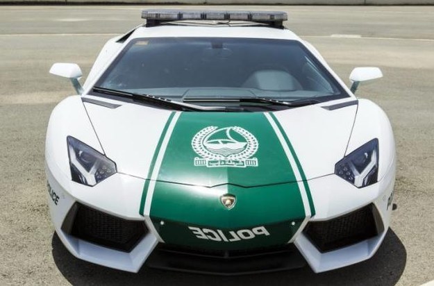 A polícia de Dubai usa carros como Mercedes-Benz SLS AMG, McLaren MP4-12C, Ferrari FF, Lamborghini Aventador, Bugatti Veyron e Aston Martin One-77 