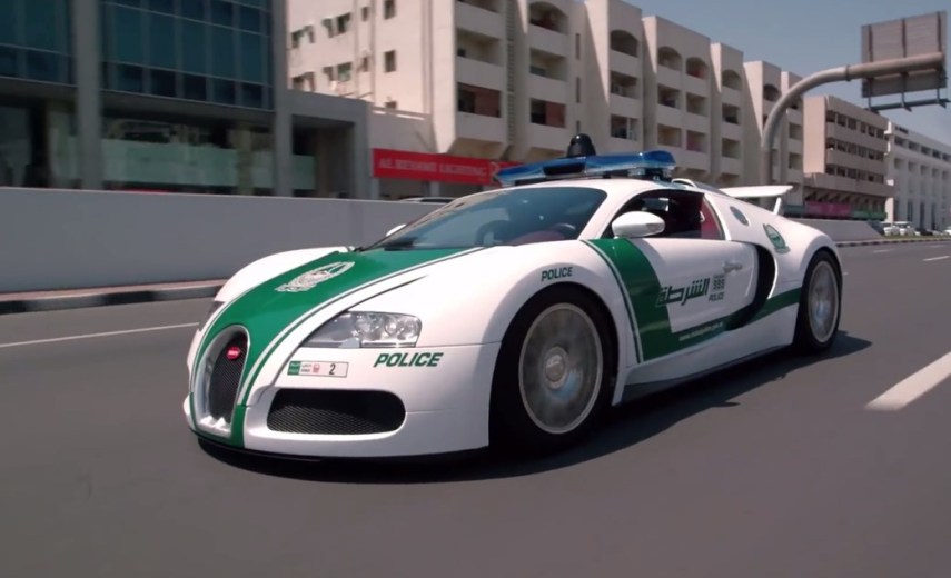 A polícia de Dubai usa carros como Mercedes-Benz SLS AMG, McLaren MP4-12C, Ferrari FF, Lamborghini Aventador, Bugatti Veyron e Aston Martin One-77 