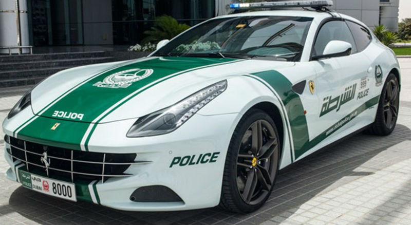 A polícia de Dubai usa carros como Mercedes-Benz SLS AMG, McLaren MP4-12C, Ferrari FF, Lamborghini Aventador, Bugatti Veyron e Aston Martin One-77 