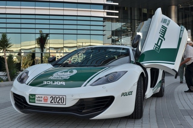 A polícia de Dubai usa carros como Mercedes-Benz SLS AMG, McLaren MP4-12C, Ferrari FF, Lamborghini Aventador, Bugatti Veyron e Aston Martin One-77 