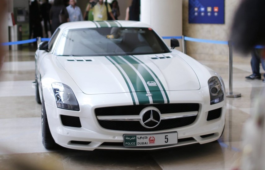A polícia de Dubai usa carros como Mercedes-Benz SLS AMG, McLaren MP4-12C, Ferrari FF, Lamborghini Aventador, Bugatti Veyron e Aston Martin One-77 
