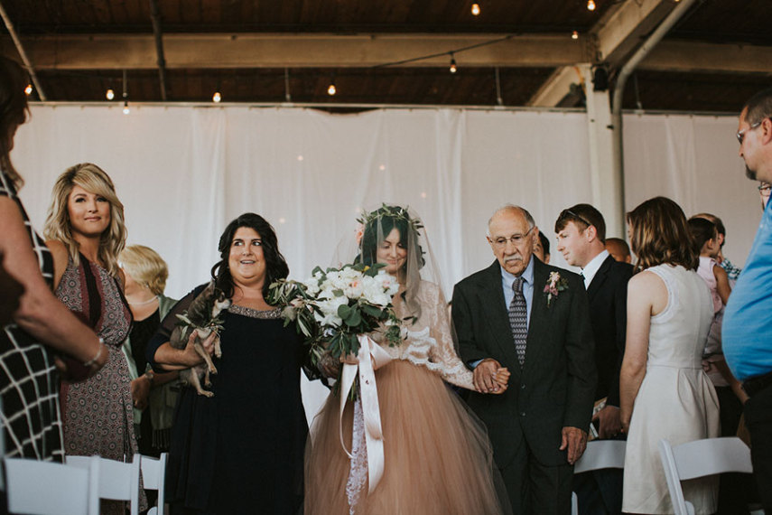 Jaquie Goncher, 25 anos, estava paralisada do pescoço para baixo desde os 17 anos. Porém, surpreendeu a todos ao caminhar até o altar no dia de seu casamento