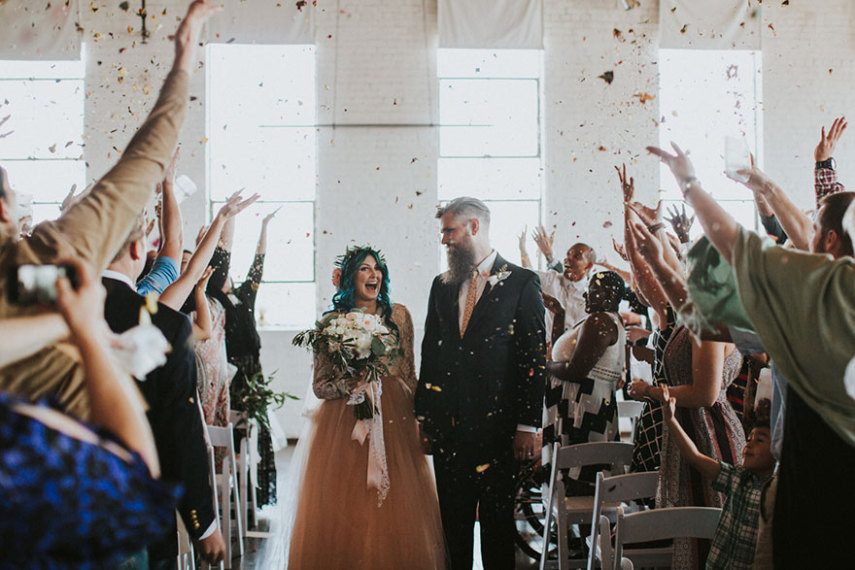 Jaquie Goncher, 25 anos, estava paralisada do pescoço para baixo desde os 17 anos. Porém, surpreendeu a todos ao caminhar até o altar no dia de seu casamento