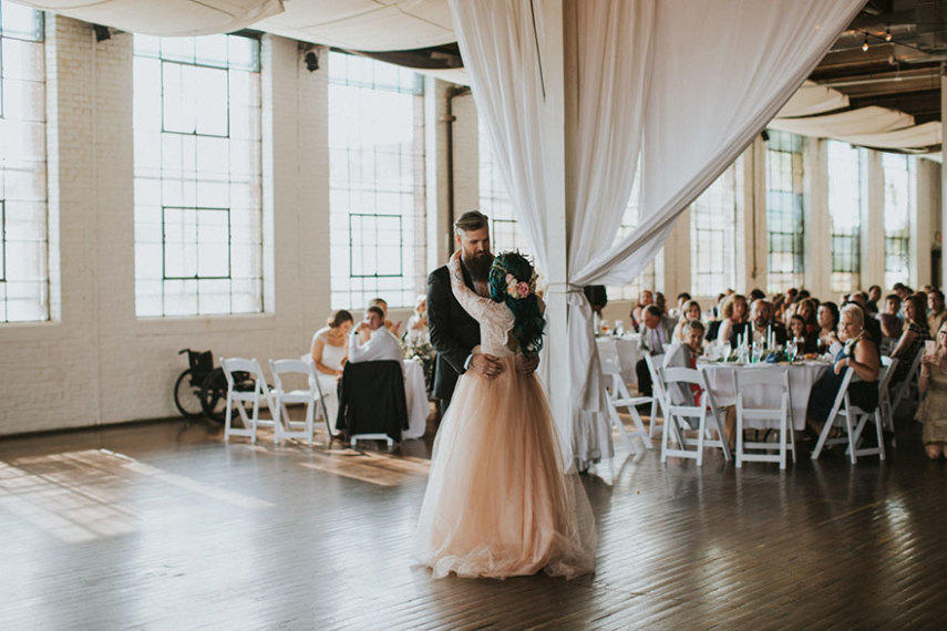 Jaquie Goncher, 25 anos, estava paralisada do pescoço para baixo desde os 17 anos. Porém, surpreendeu a todos ao caminhar até o altar no dia de seu casamento